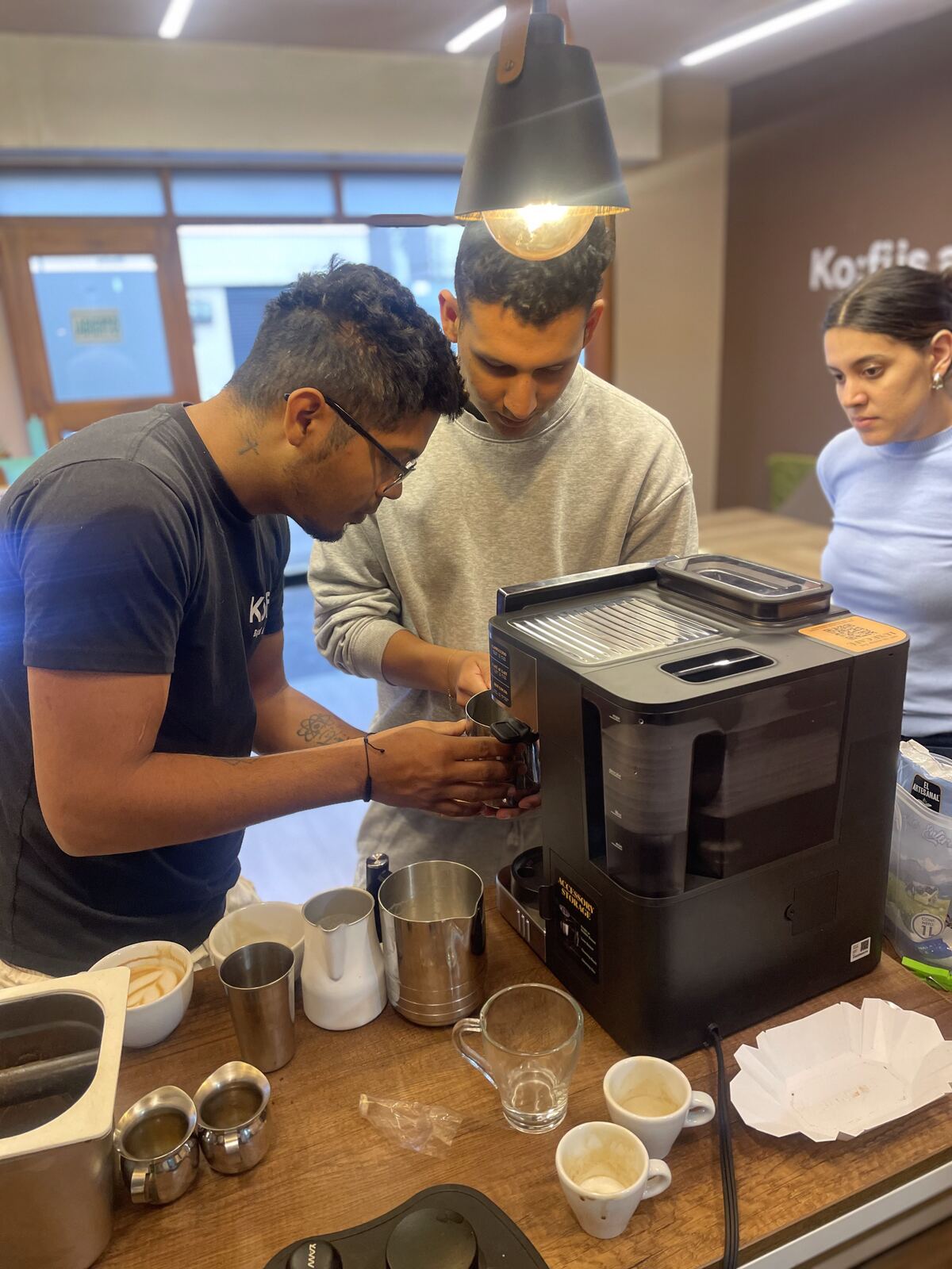 Capacitación en la barra de una cafetería